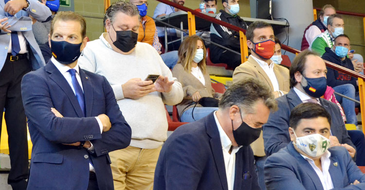 Fede Vidal, arriba a la derecha, en el palco de Vista Alegre antes del Córdoba Patrimonio-Palma. Autor: Javier Olivar