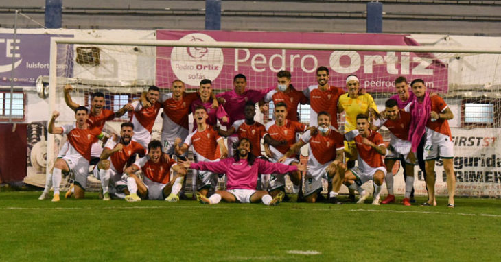 Los jugadores del Córdoba posan en una portería de La Constitución tras la victoria. Foto: CCF