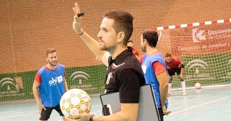 El entrenador del Bujalance realiza indicaciones en un entrenamiento. Foto cedida por Fermín Hidalgo