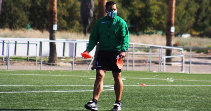 El técnico del filial Germán Crespo colocando varios conos sobre uno de los campos de entrenamiento de la Ciudad Deportiva.