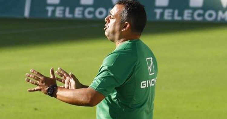 Germán Crespo dirigiéndose a sus hombres.