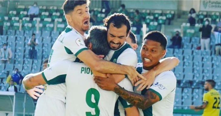 Darren Sidoel, Miguel de las Cuevas y Javi Flores se abrazan a Piovaccari tras su gol que daría el triunfo ante el Lorca.