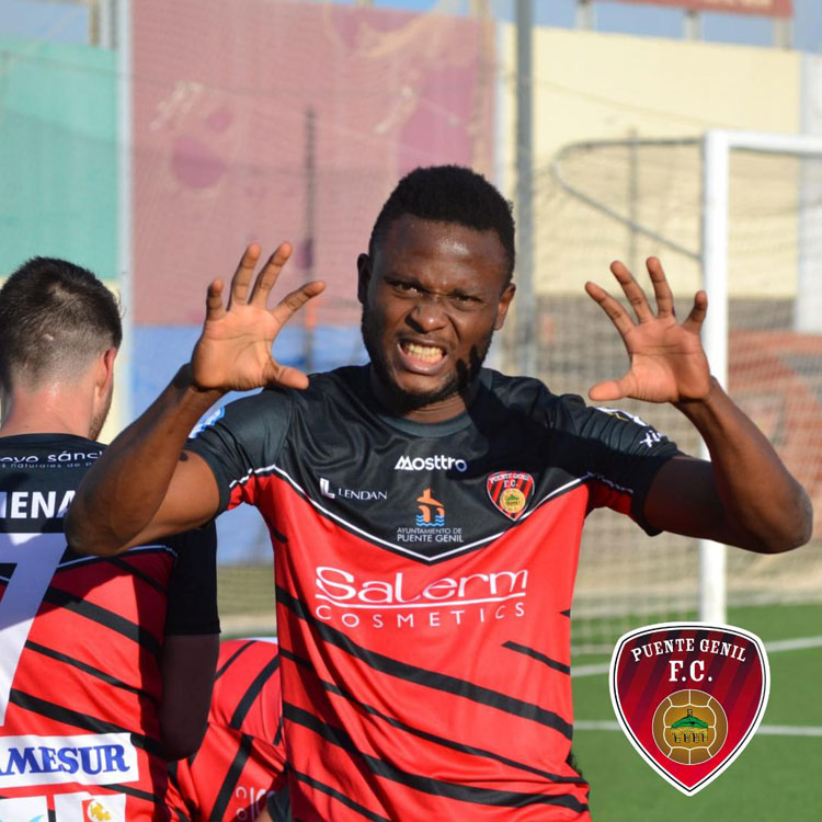 La fiera celebración del primer gol de Chenkam. Foto: Tino Navas / Salerm Puente Genil