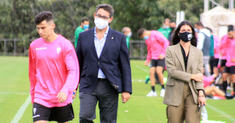 Javier González Calvo, con Luismi por delante, a la conclusión del entrenamiento del Córdoba en la Ciudad Deportiva.