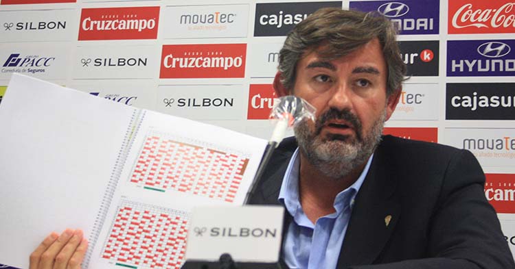 Javier González Calvo mostrando el protocolo de más de 100 folios presentado hoy a Sanidad.