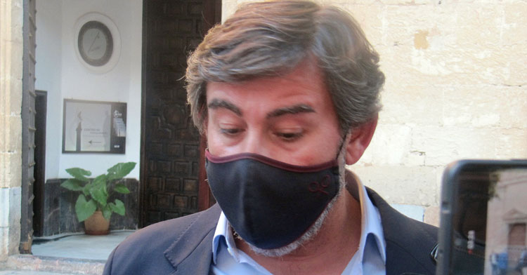 Javier González Calvo atendiendo a los medios en la entrada de la Parroquia de San Rafael.