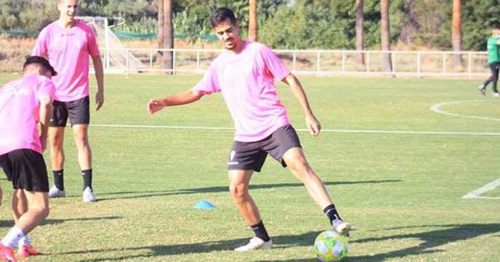 Iván Navarro pisa el balón durante el rondo en la vuelta a los entrenamientos de este lunes con la esperanza de quedarse en el Córdoba.