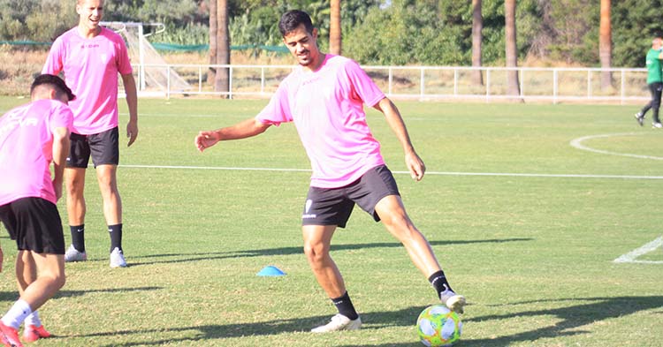 Iván Navarro pisa el balón durante el rondo en la vuelta a los entrenamientos de este lunes con la esperanza de quedarse en el Córdoba.