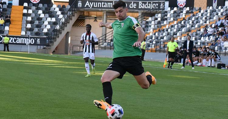 Javi Flores intentando centrar de zurda. Foto: CCF
