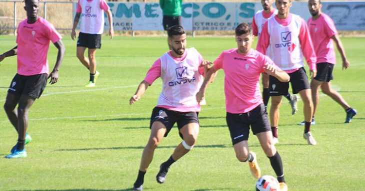 Javi Flores intenta deshacerse de Álex Robles, con Djetei y Moutinho siguiendo el juego al fondo.