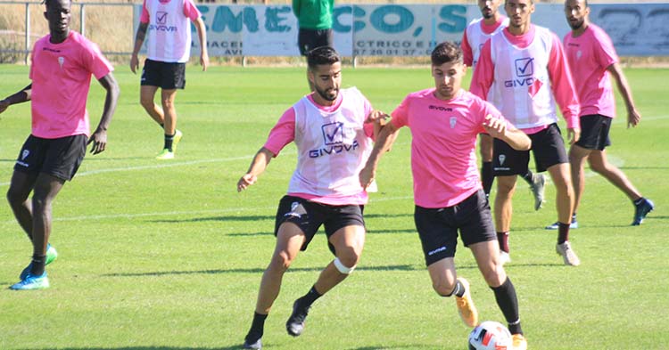 Javi Flores intenta deshacerse de Álex Robles, con Djetei y Moutinho siguiendo el juego al fondo.