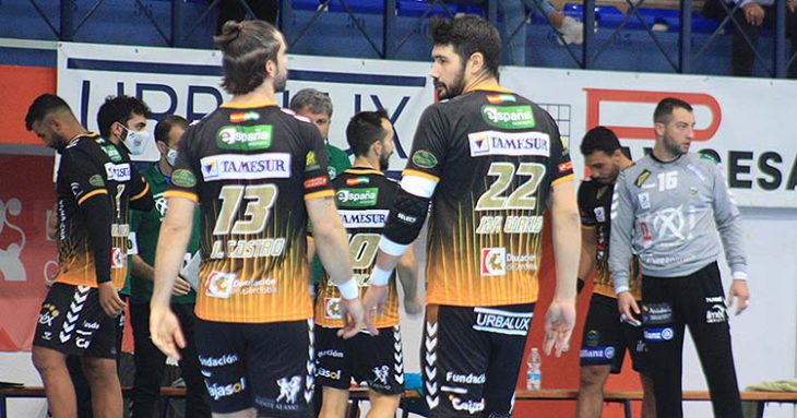 Javi García y Juan Castro la pasada semana antes de comenzar el partido ante Puerto Sagunto, con Adi y el resto de sus compañeros al fondo.