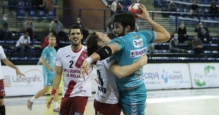 Javi García encarando la defensa del BM Logroño.