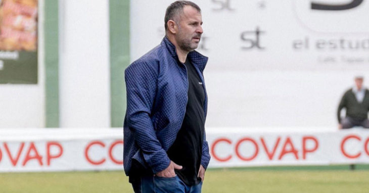 Javi Moreno siguiendo un partido de los suyos desde el área técnica. Foto: CD Pozoblanco