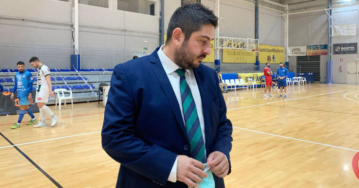 Josan González, meditabundo tras el empate de su equipo