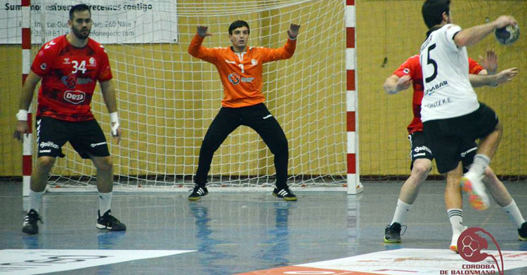 Jota Abad, a la izquierda, en una acción defensiva del Cajasur frente al Zarautz. Foto: CBM