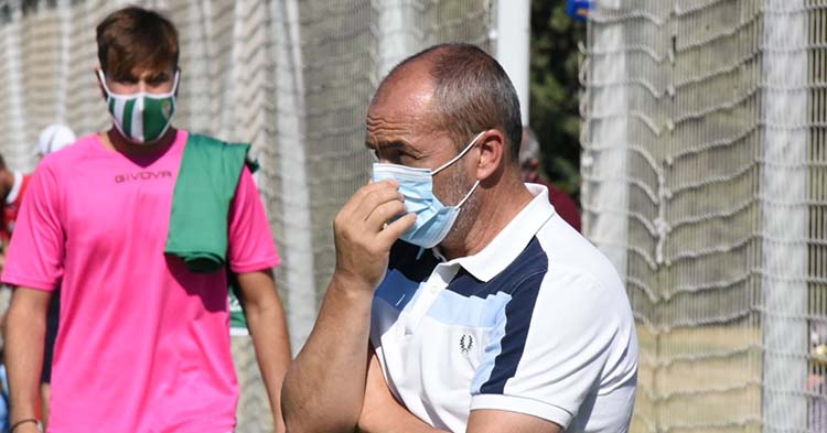 Juan Sabas en los prolegómenos del partido ante el Linense disputado en los campos de entrenamiento de Montecastillo.