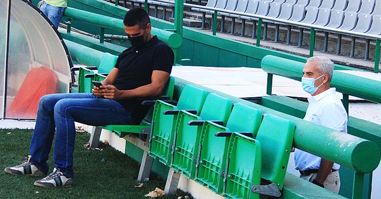 Juanito consultando su móvil y Miguel Valenzuela viendo la sesión de fotos de los dos últimos fichajes presentados, Mario Ortiz y Samu Delgado.