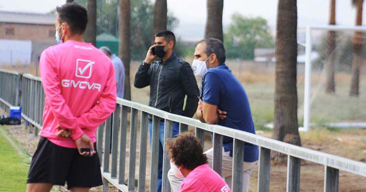 Juanito pegado al móvil con Carlos Valverde de espaldas, mientras siguen en el entrenamiento junto a Raúl Cámara y Rafa Sánchez.