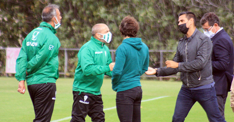 Juanito y Sabas gesticulan de una manera peculiar a la conclusión del entrenamiento simulando un acción del juego.