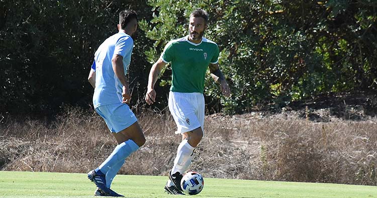 Piovaccari encarando a un jugador del Linense.