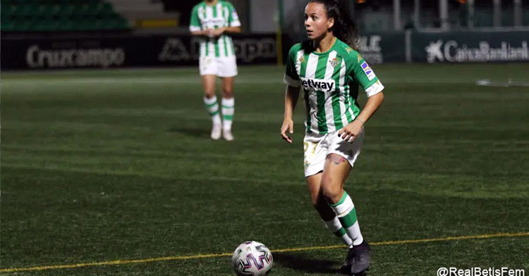 Luisa Romero con la elástica verdiblanca. Foto: Real Betis Féminas