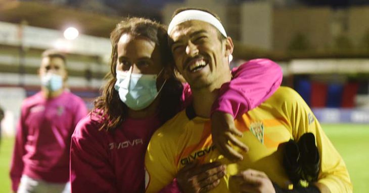 Mario Ortiz abrazando a Edu Frías, tras los puntos de sutura que recibió, al final del partido tras sumar tres valiosos puntos en Yecla.