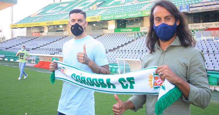Mario Ortiz y Samu Delgado muestran sus pulgares a la cámara de Cordobadeporte.com