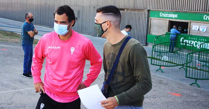 Un aficionado saludando a Miguel de las Cuevas esta mañana tras canjear su entrada que no le asegura ya presenciar en directo el partido ante el Lorca.Un aficionado saludando a Miguel de las Cuevas esta mañana tras canjear su entrada que no le asegura ya presenciar en directo el partido ante el Lorca.