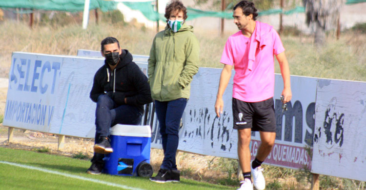 Miguel de las Cuevas abandonando la Ciudad Deportiva con Juanito y Raúl Cámara al fondo.