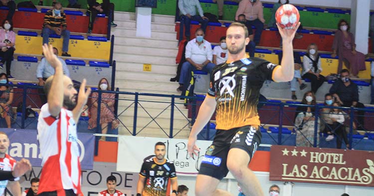 Mitic se eleva sobre la defensa del Puerto Sagunto para doblar el pase.