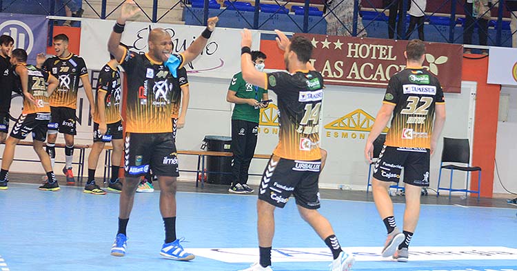 Los brasileños Anderson Mollino y Joao Pedro celebrando por todo lo alto el triunfo ante el Puerto Sagunto.
