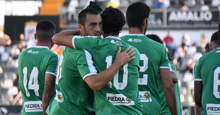 Moutinho y De las Cuevas se felicitan tras el gol. Foto: CCF
