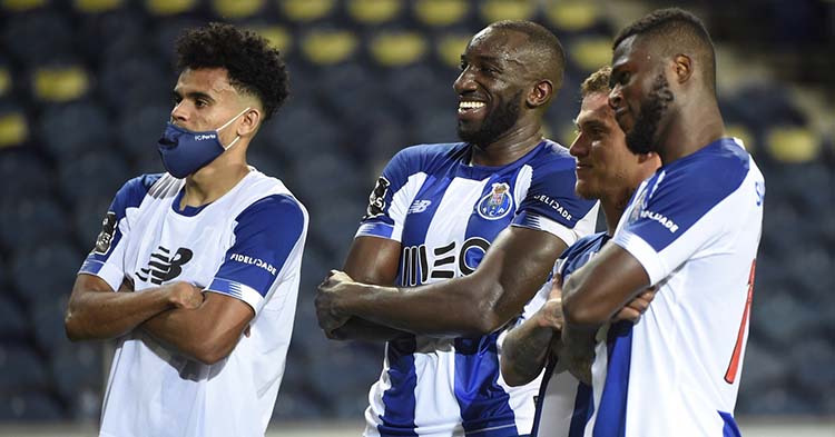 Varios jugadores del Porto sonrientes posando para el momento.Varios jugadores del Porto sonrientes posando para el momento.