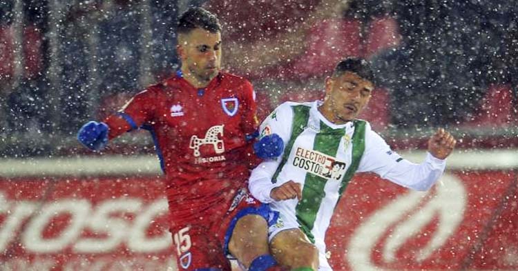 Alain Oyarzun jugando contra el Córdoba hace dos temporadas en Los Pajaritos de Soria bajo la nieve.