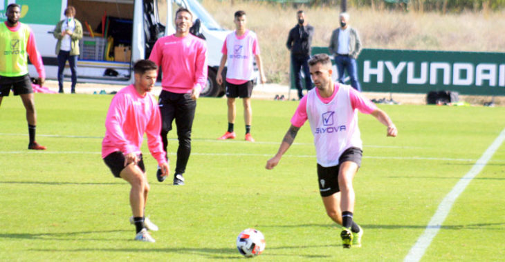Alain Oyarzun encara a Jesús Álvaro en el entrenamiento de este miércoles.