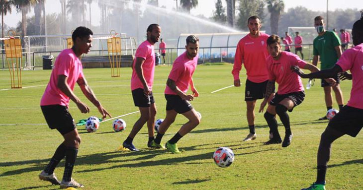 Alain Oyarzun, entre Mario Ortiz y Farrando, en su primera sesión de entrenamientos con el Córdoba CF.