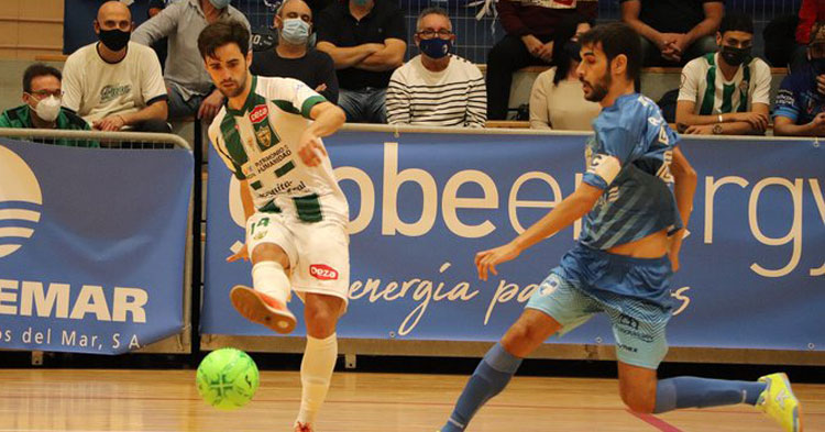 Pablo del Moral pasa el balón ante la llegada de un jugador del Peñíscola. Foto: Peñíscola FS