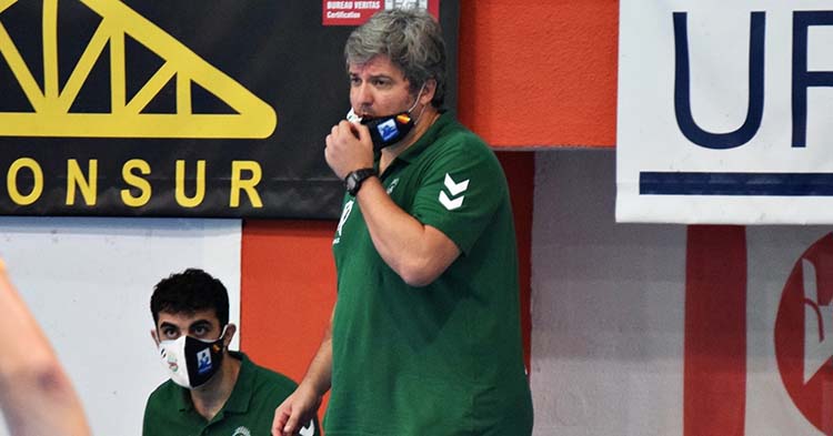 Paco Bustos en la banda del Alcalde Miguel Salas en el último partido ante el Puerto Sagunto.