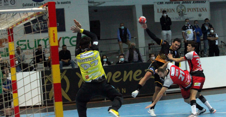 Padilla encara a Arguillas en el partido ante el Bada Huesca.