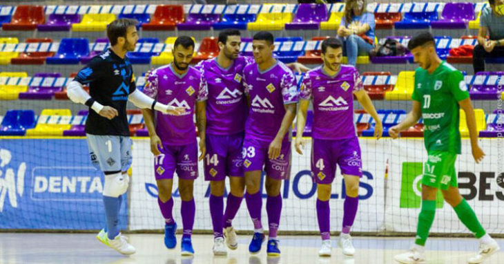 Los jugadores baleares, con Lolo Urbano y Barrón, celebrando uno de sus goles en Antequera. Foto: Palma Futsal