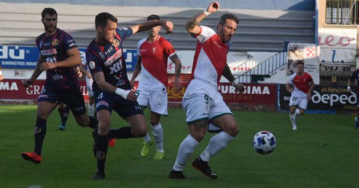 Piovacari se lleva el balón ante dos jugadores del Yeclano. Piovacari se lleva el balón ante dos jugadores del Yeclano.
