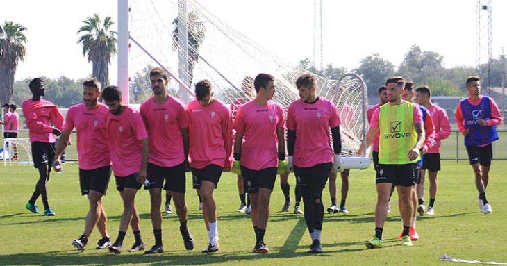 Los jugadores del Córdoba CF trasladando una de las porterías móviles a la conclusión del entrenamiento.