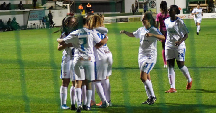 Las jugadoras de Los Pedroches celebrando uno de sus tres tantos. Foto: CD Pozoalbense