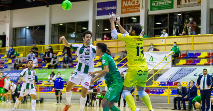 Prieto busca un balón por alto en Antequera. Foto: Mauri Conde