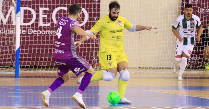 Prieto en una de sus aventuras ofensivas frente al Palma Futsal