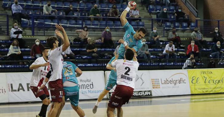 Joao Pedro se eleva por encima de un jugador del BM Logroño.