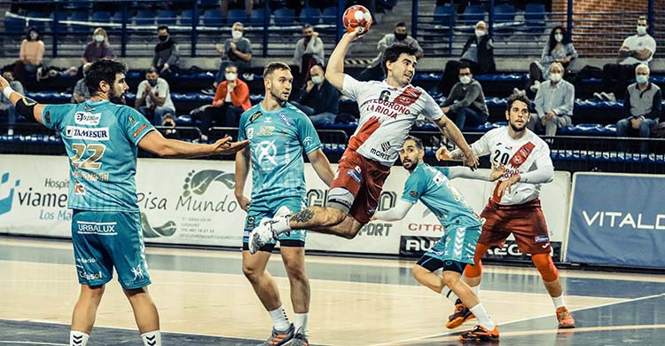 Un jugador del BM Logroño La Rioja supera a Mitic por el centro de la defensa del Ximénez, con Javi García y Cuenca en la acción