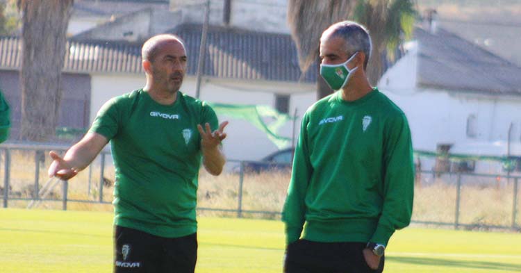 Sabas departiendo con el doctor Bretones departiendo en la Ciudad Deportiva.