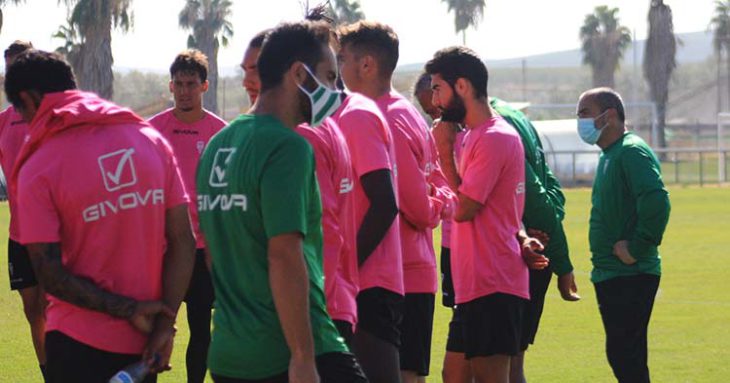 Juan Sabas escuchando junto a sus jugadores las instrucciones del meticuloso protocolo sanitario que lleva día a día el Córdoba CF para evitar contagios.
